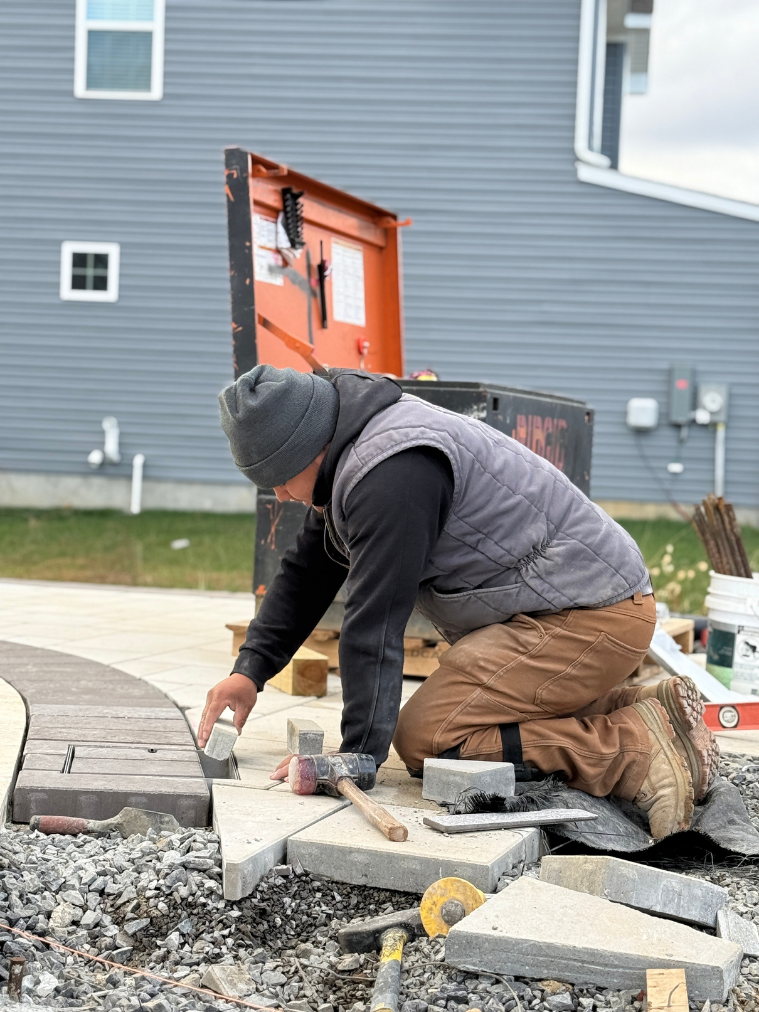 Laying concrete pavers