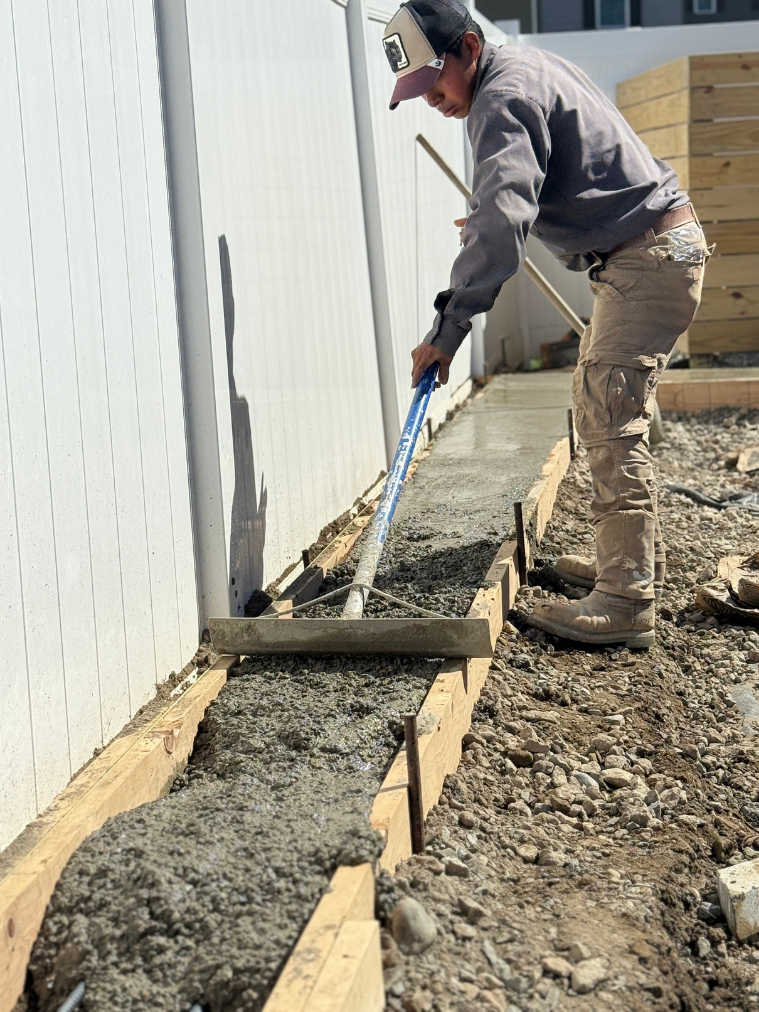 Leveling gravel foundation